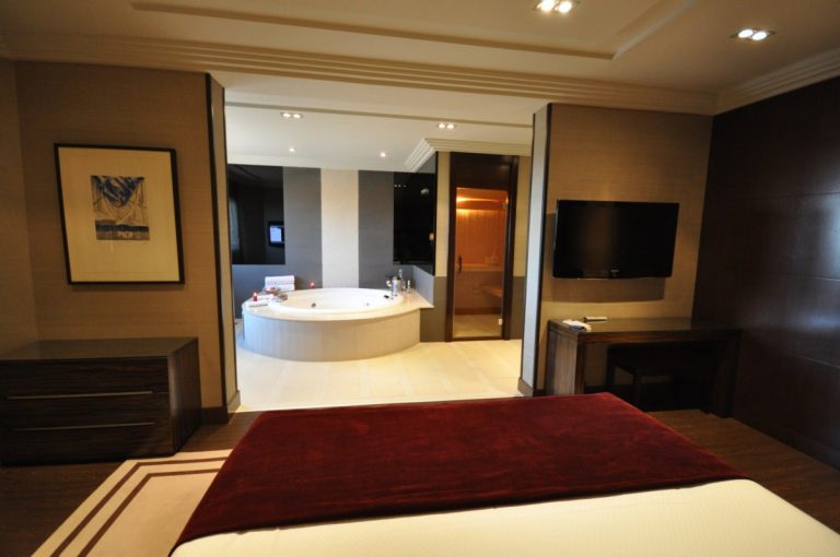 Hotel peñascales suite con jacuzzi y sauna 768x510