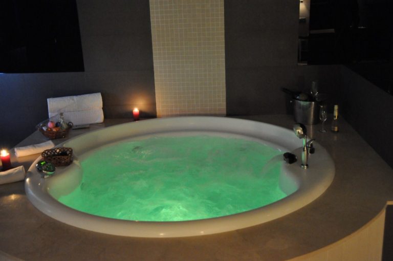 Jacuzzi redondo en suite los peñascales 768x510