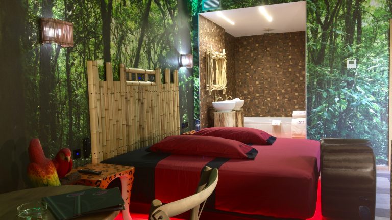 cama y sillón tantra en master suite selva de motel venus meco 1 768x432